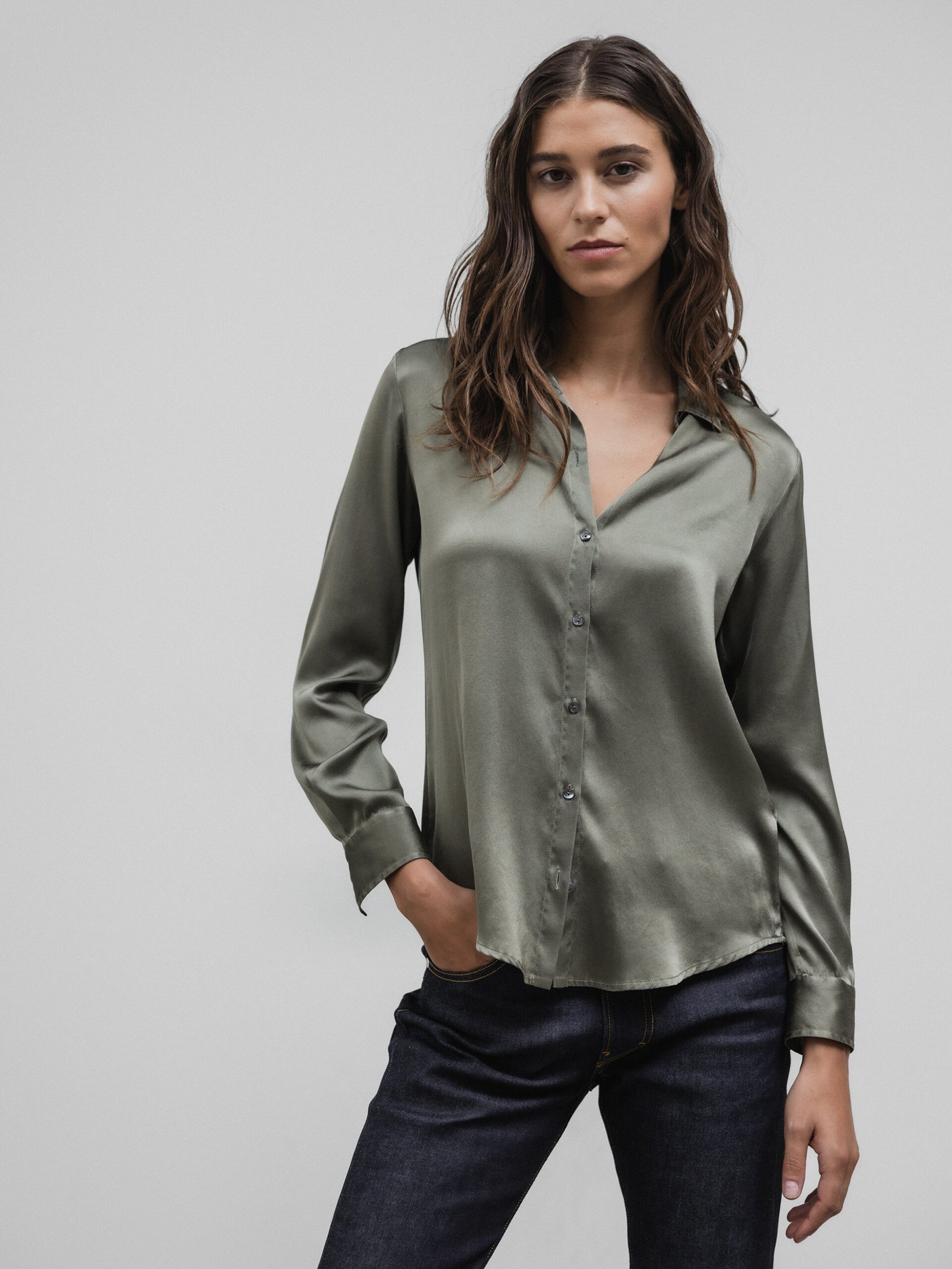 Detailansicht von Seidenbluse von HER SHIRT