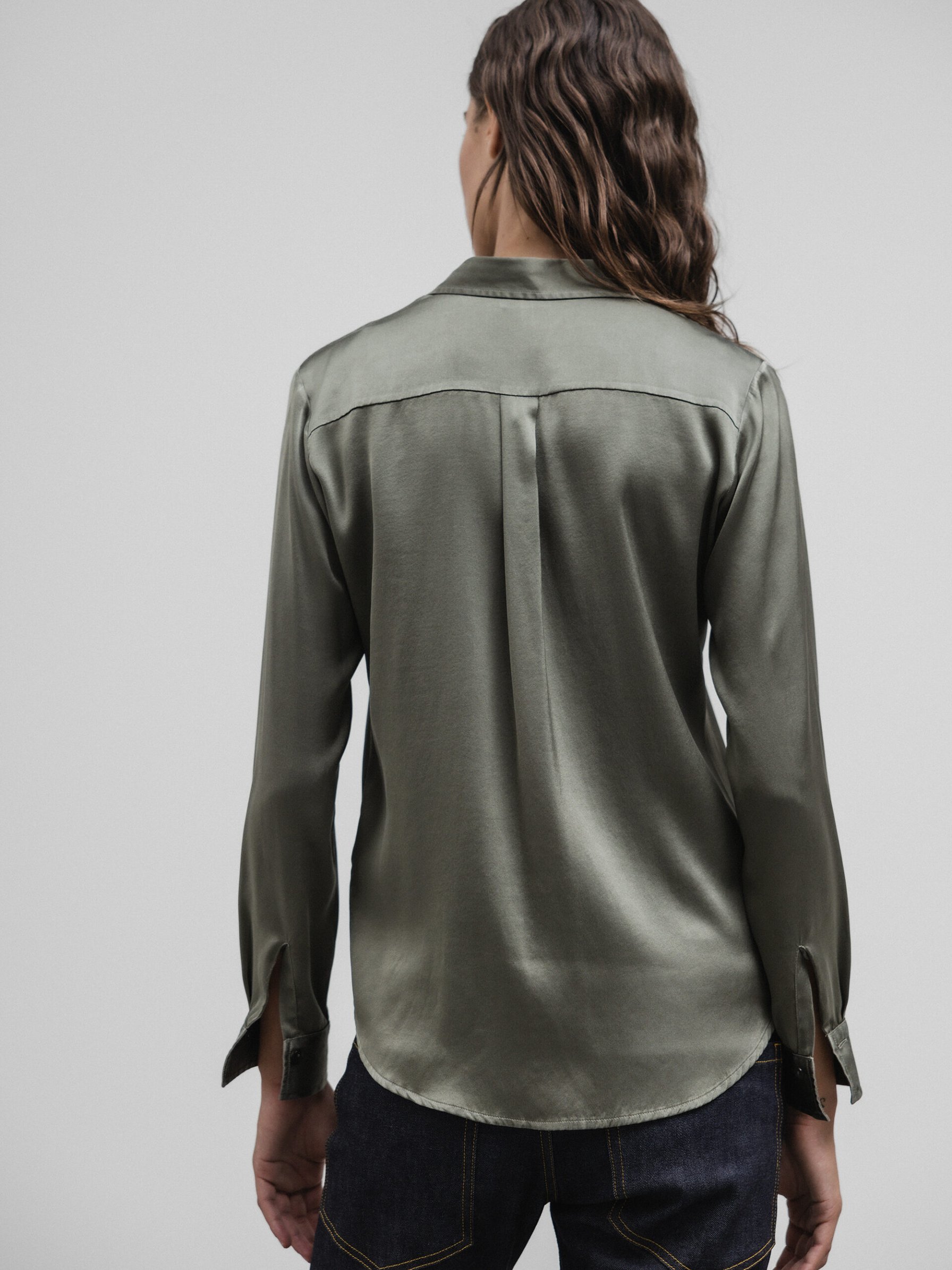 Detailansicht von Seidenbluse von HER SHIRT