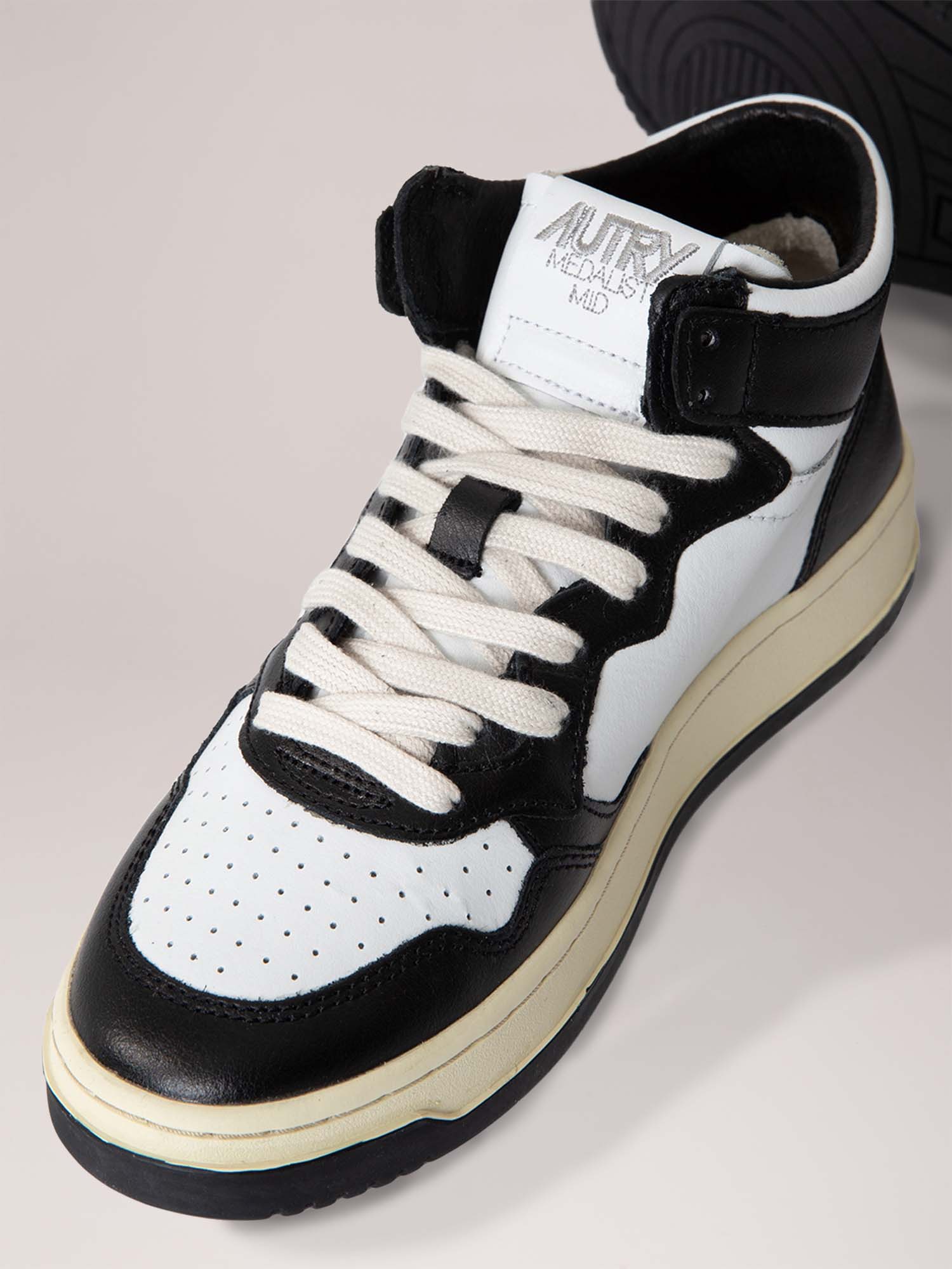 Detailansicht von Hoher Sneaker aus Leder von AUTRY