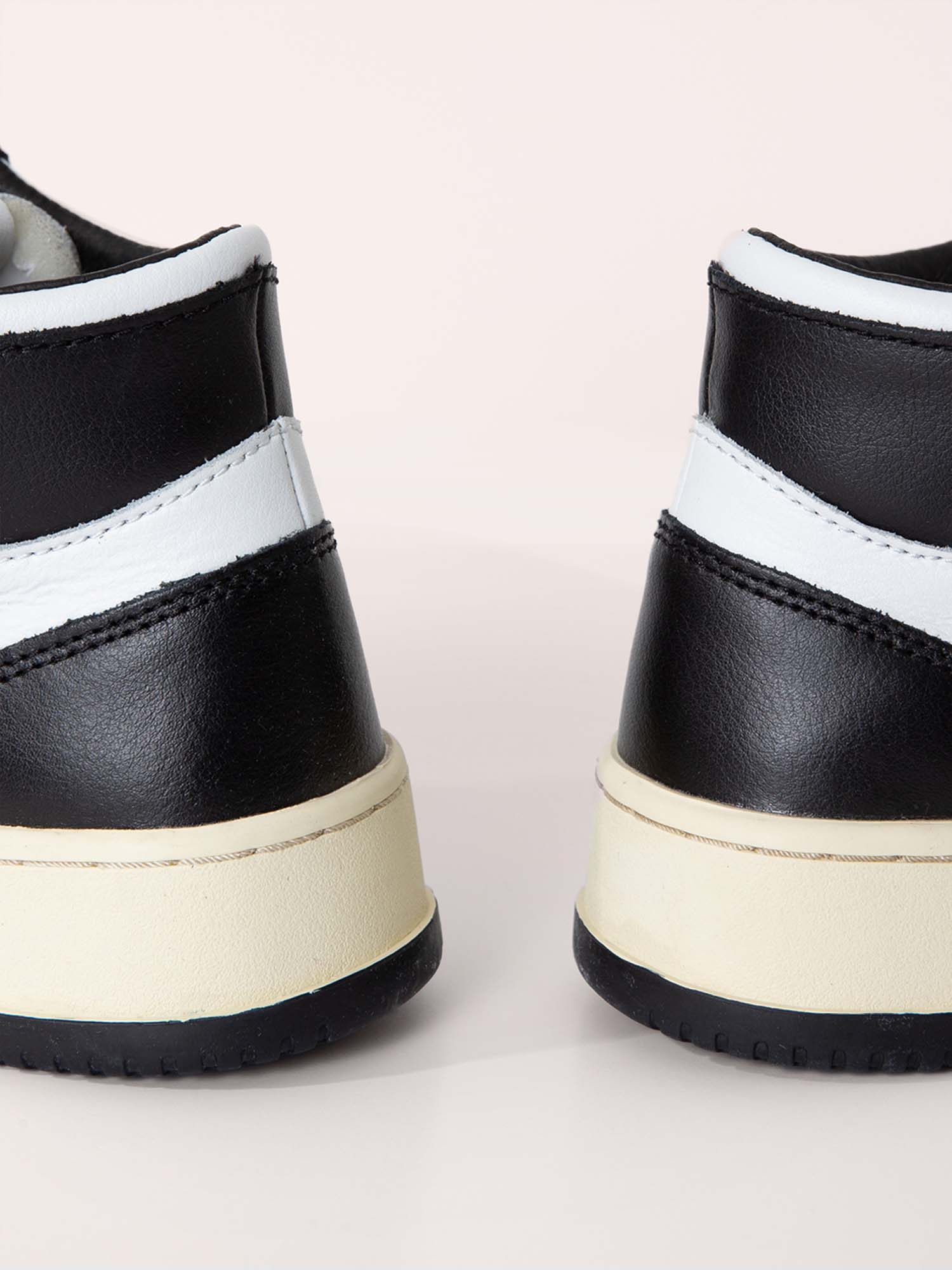 Detailansicht von Hoher Sneaker aus Leder von AUTRY