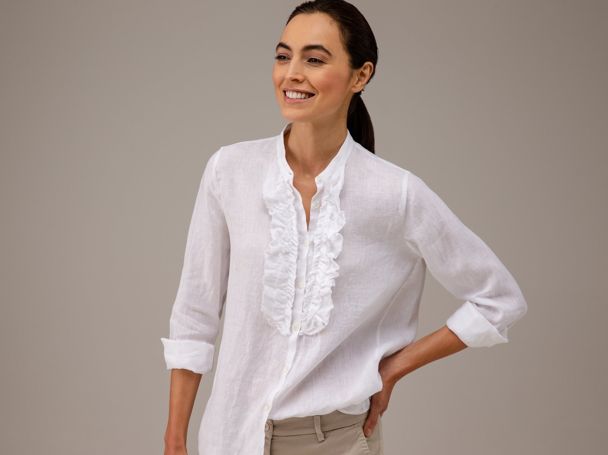 Detailansicht von Leinenbluse mit Rüschung von ROBERT FRIEDMAN