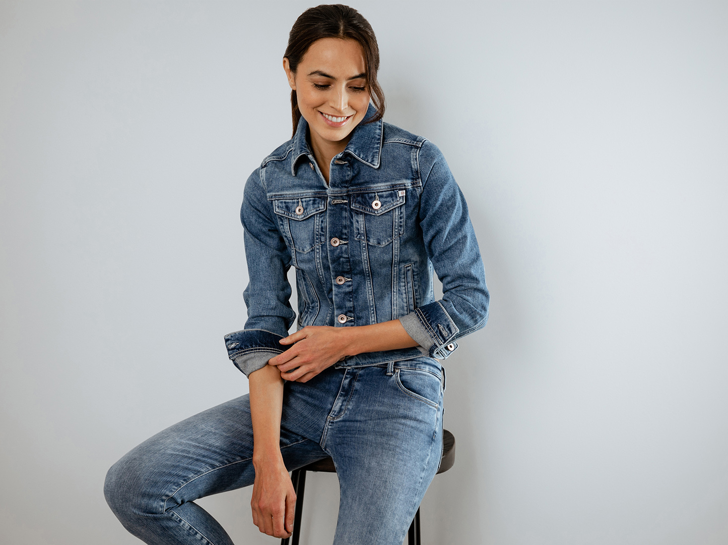 Detailansicht von Kurze Jeansjacke von ADRIANO GOLDSCHMIED