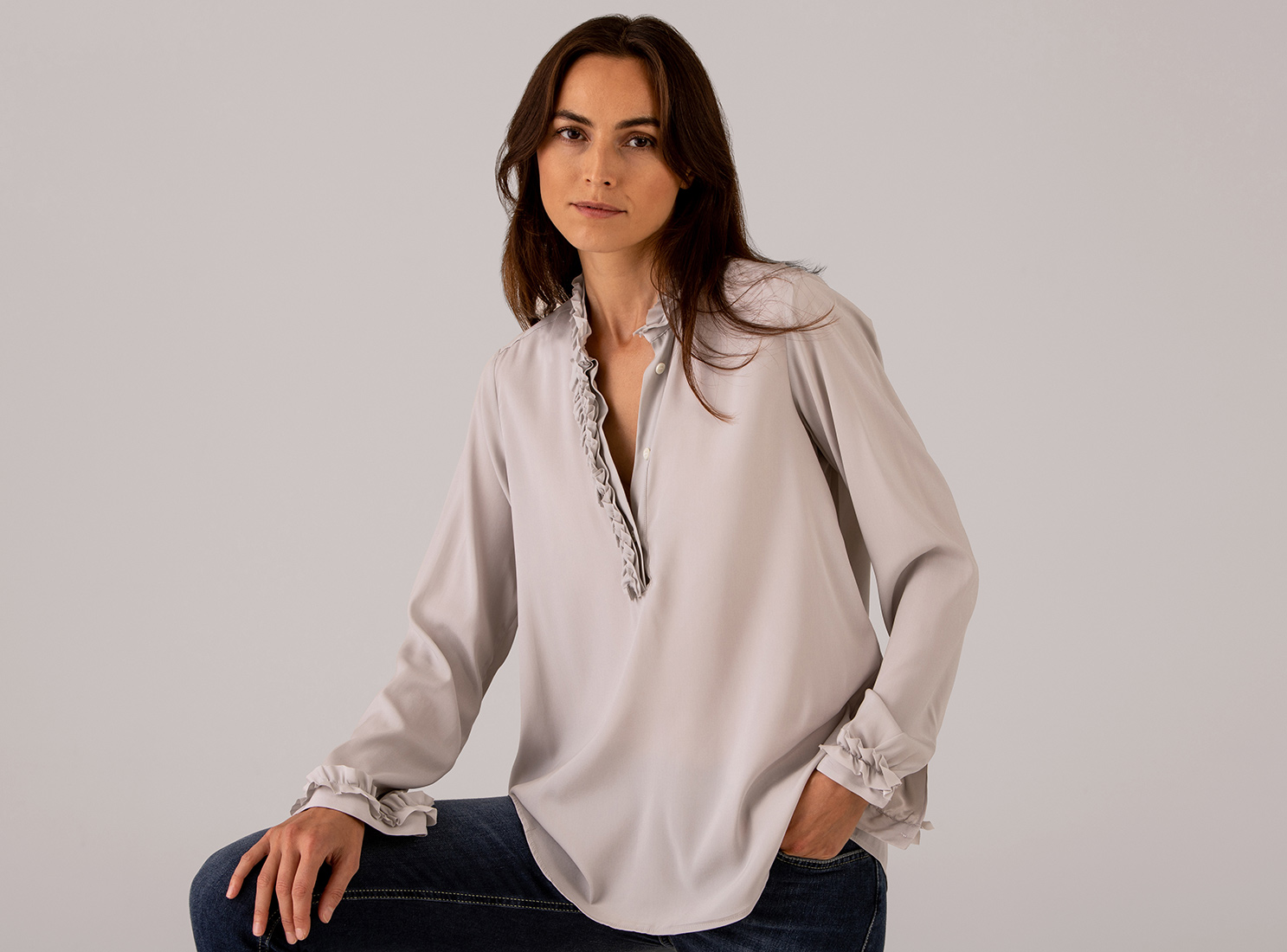 Detailansicht von Seidenbluse mit Rüschung von AGLINI