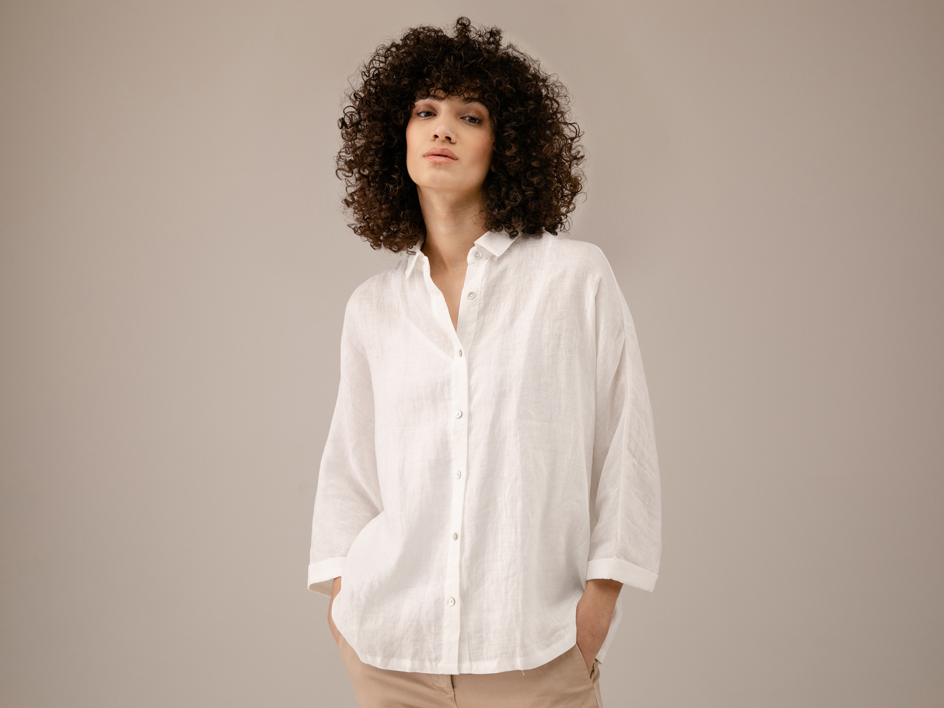 Detailansicht von Leinenbluse von JC SOPHIE