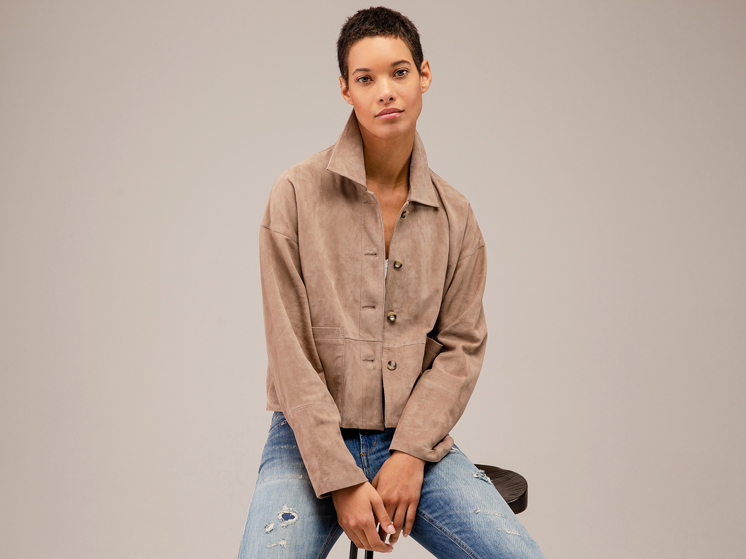 Detailansicht von Kurze Velour-Lederjacke von ARMA