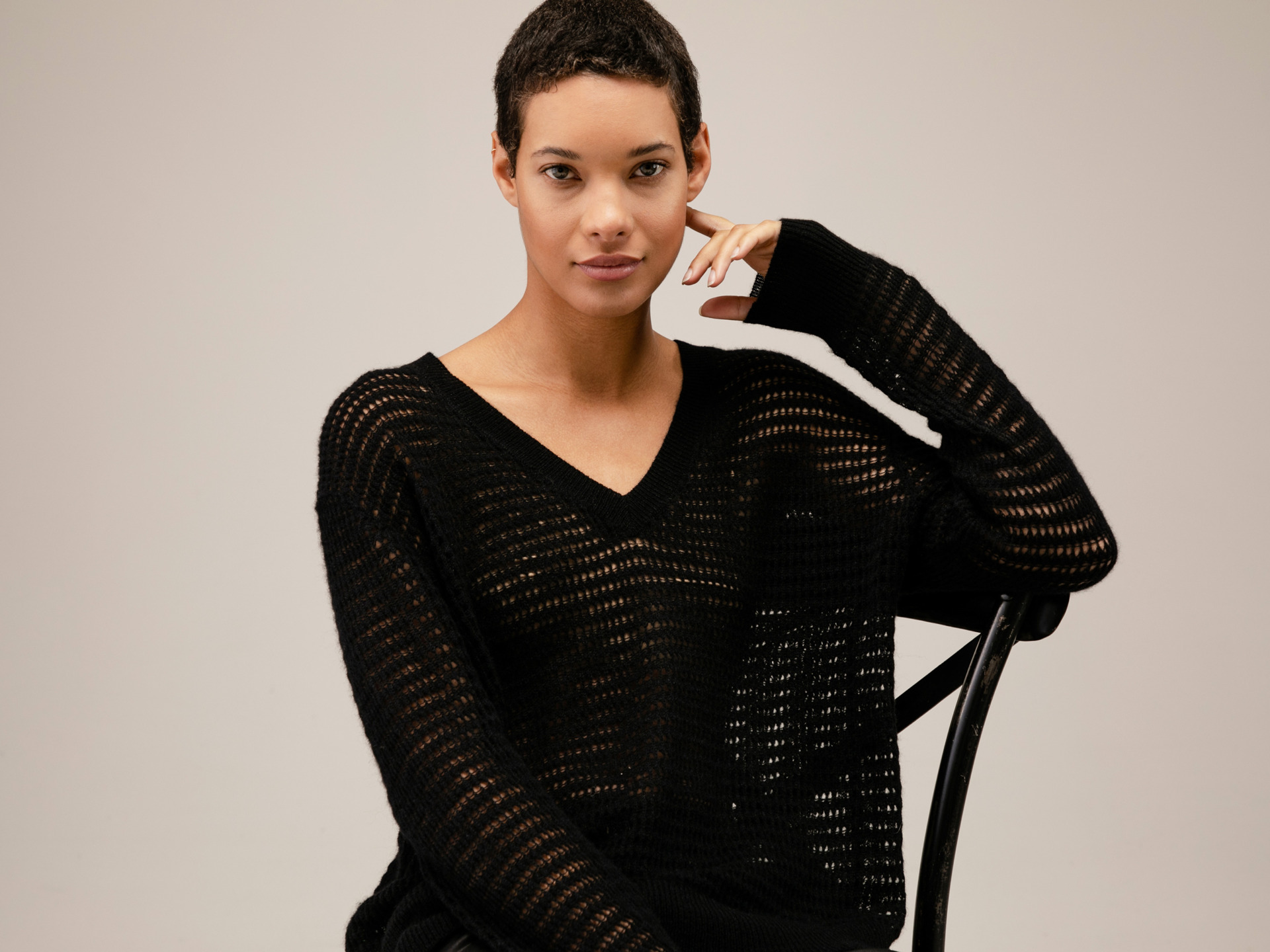 Detailansicht von Pullover mit Lochstrick von 360 CASHMERE