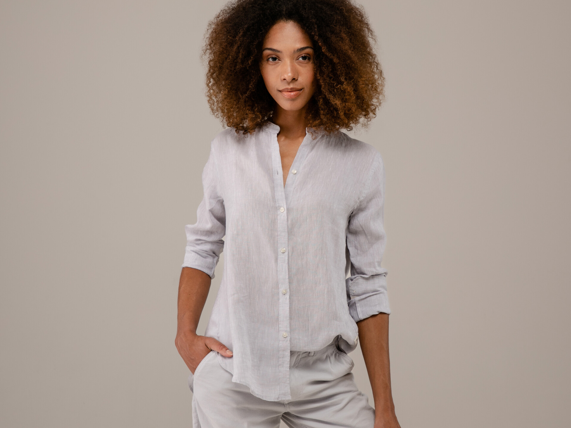 Detailansicht von Leinenbluse von FIL NOIR